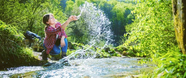 Щаслива Молода Жінка Торкається Води Швидкій Річці — стокове фото