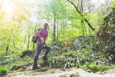 ormanda sırt çantası yürüyüş ile genç kadının düşük açılı görünümü