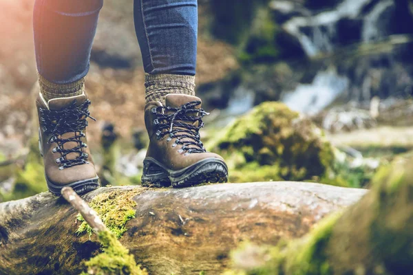 Nízká Část Ženského Stopař Stojícího Skále Dolit — Stock fotografie