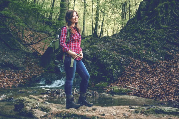 Красива Усміхнена Молода Жінка Рюкзаком Стоїть Дивиться Лісі — стокове фото