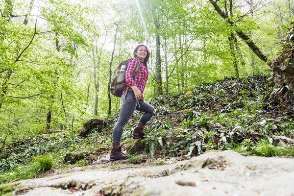 Ormanda Sırt Çantası Yürüyüş Ile Gülümseyen Genç Kadın Düşük Açılı — Stok fotoğraf