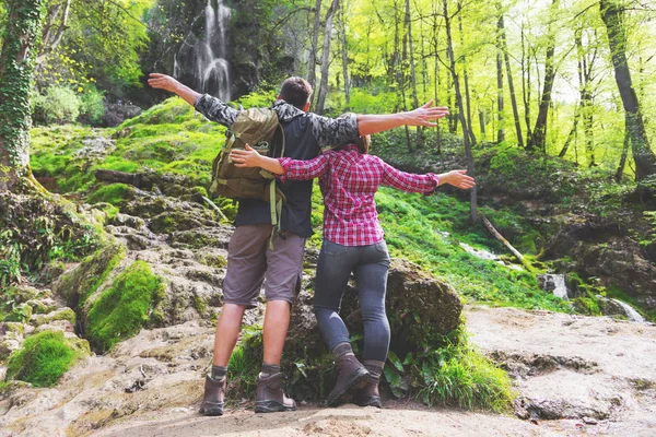 Pohled Mladé Turisty Stojící Pohromadě Krásném Lese — Stock fotografie