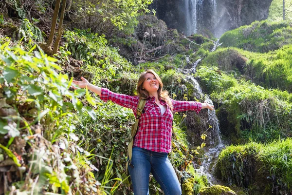 Красива Щаслива Молода Жінка Рюкзаком Стоїть Відкритими Руками Біля Водоспаду — стокове фото