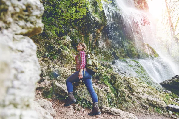 Низький Кут Зору Усміхненої Молодої Жінки Рюкзаком Сходження Скелю Біля — стокове фото