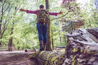 sırt çantası ormanda günlük yürüme ile genç kadının arka görünümü, düşük açı görünümü 