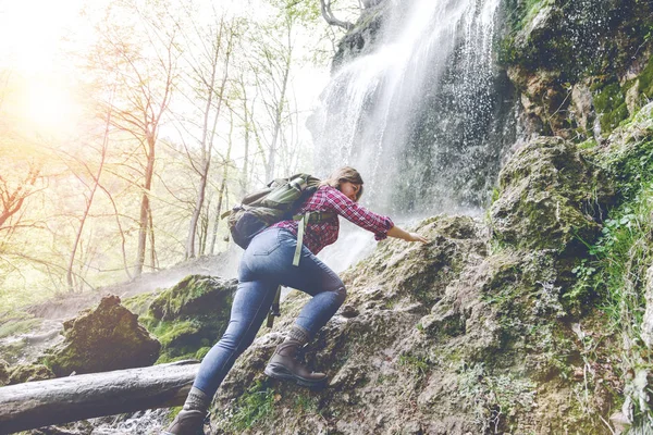 Pohled Mladou Ženu Nízkým Výhledem Pěší Turistiku Poblíž Vodopádu Lese — Stock fotografie