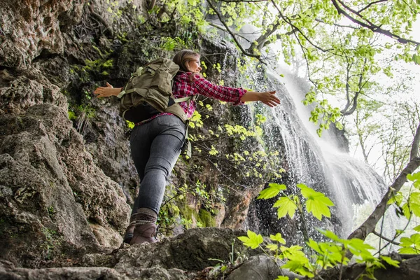 Pohled Mladou Ženu Batohu Skále Blízko Vodopádu Pohled Nízkým Úhlem — Stock fotografie