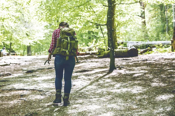 Ormanda Yürüyen Sırt Çantası Ile Genç Kadının Arka Görünümü — Stok fotoğraf
