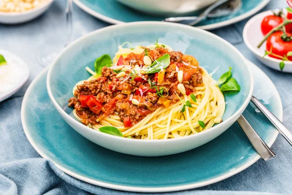 Tradycyjny Włoski Spaghetti Bolognaise Lub Bolognese Gotowanym Makaronem Makaron Zwieńczony — Zdjęcie stockowe