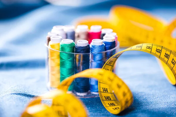 Vue Rapprochée Des Fils Colorés Pour Couture Sur Tissu Bleu — Photo