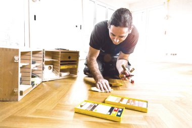 Erkek marangoz ev yenileme sırasında araçları ile çalışıyor. Onarım, bina ve ev konsepti 