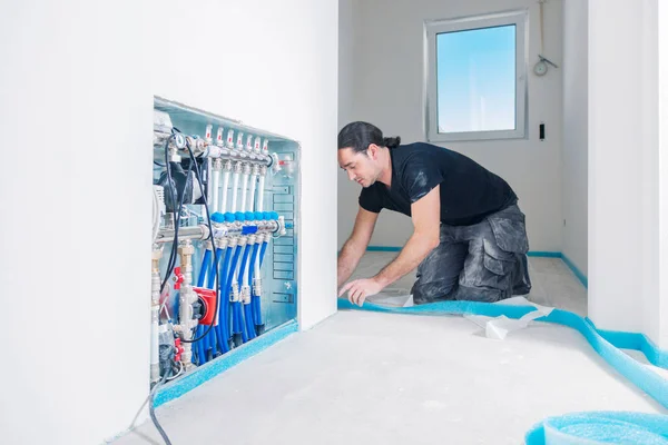 Trabalhador Colando Tira Isolamento Borda Durante Renovação Casa — Fotografia de Stock