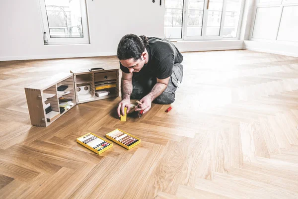 Homem Carpinteiro Trabalhando Com Ferramentas Durante Renovação Casa Conceito Reparação — Fotografia de Stock