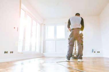 meşe parke zemin erkek vernikleme arka görünümü 