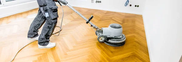 Bassa Sezione Uomo Verniciatura Pavimento Parquet Rovere — Foto Stock