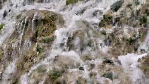 Bellissimo Paesaggio Con Cascate Panoramiche Rocce Fiume Rapido Nella Foresta — Video Stock