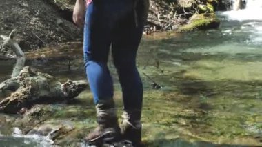 hızlı nehirde taşlar üzerine basarak kadın yürüyüşçü düşük bölümü 