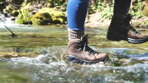 Sección Baja Las Piernas Femeninas Botas Cuero Pisando Piedras Río — Vídeo de stock