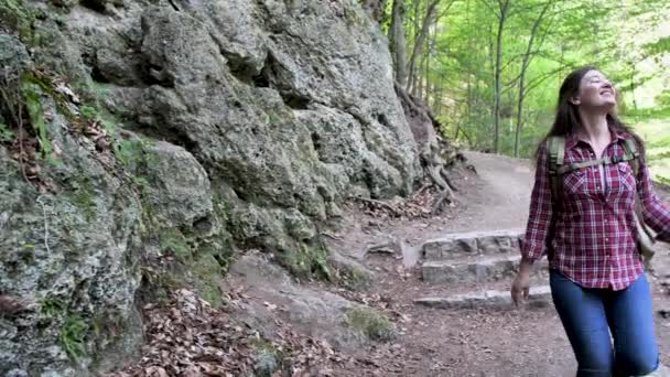 Ormanda Kayalık Yolda Yürüyen Sırt Çantası Ile Güzel Mutlu Genç — Stok video