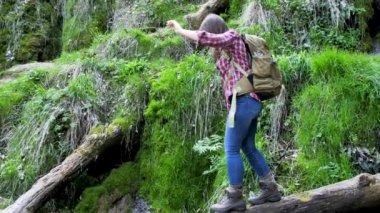 sırt çantası ormanda günlük yürüme ile mutlu genç kadın