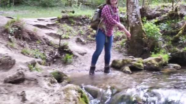 Bela Jovem Feliz Com Mochila Espirrando Água Rio Rápido Floresta — Vídeo de Stock