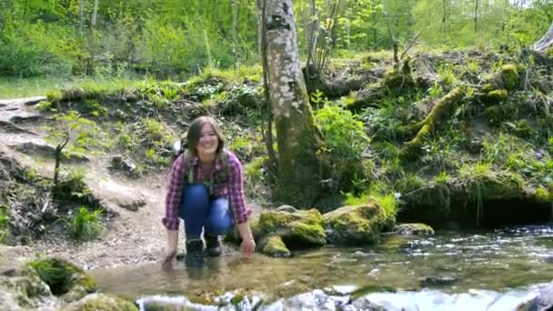 Счастливая Молодая Женщина Рюкзаком Плещущая Воду Бурной Реке Лесу — стоковое видео