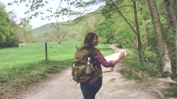 Vista Trasera Joven Feliz Con Mochila Corriendo Por Sendero Campo — Vídeo de stock