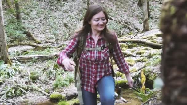 Hermosa Mujer Joven Sonriente Con Mochila Caminando Bosque — Vídeos de Stock