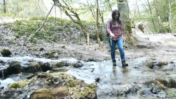 Güzel Ormanda Sırt Çantası Yürüyüş Ile Gülümseyen Genç Kadın — Stok video