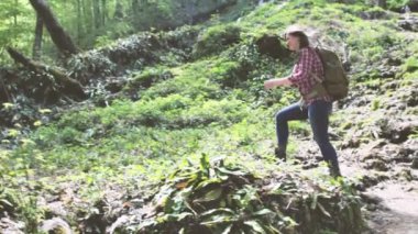 sırt çantası ormanda yürüyüş ile güzel mutlu genç kadın