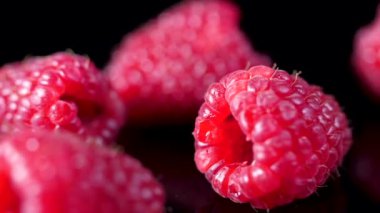 siyah arka plan üzerinde taze olgun kırmızı sulu ahududu yakın çekim görünümü   