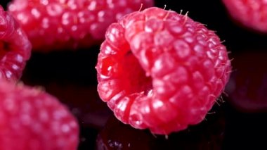 siyah arka plan üzerinde taze olgun kırmızı sulu ahududu yakın çekim görünümü     