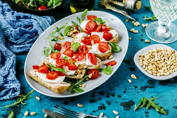 Kiraz Domates Arugula Mozzarella Ile Gurme Talyan Bruschetta Yakın Çekim — Stok fotoğraf