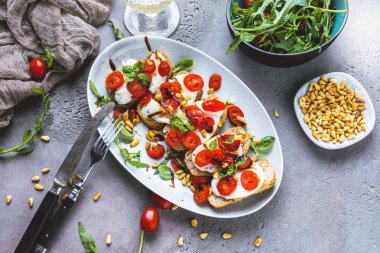 kiraz domates, arugula ve mozzarella ile bruschetta yakın çekim görünümü 