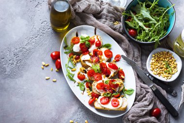 kiraz domates, arugula ve mozzarella ile bruschetta üst görünümü