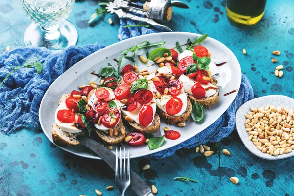 Kiraz Domates Arugula Mozzarella Ile Lezzetli Bruschetta Yakın Çekim Görünümü — Stok fotoğraf