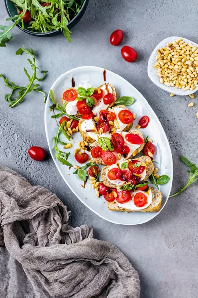 Vista Superior Deliciosa Bruschetta Con Tomates Cherry Rúcula Mozzarella — Foto de Stock