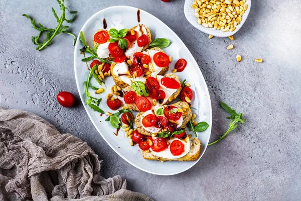 Vista Superior Deliciosa Bruschetta Con Tomates Cherry Rúcula Mozzarella — Foto de Stock