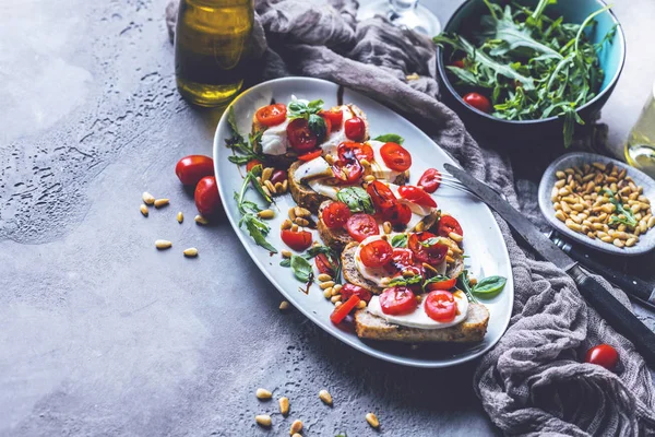 Kiraz Domates Arugula Mozzarella Ile Bruschetta Yakın Çekim Görünümü — Stok fotoğraf