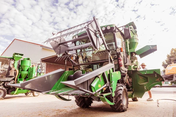 Mecânico Reparação Ceifeira Combinam Amarelo Verde Quintal Fazenda — Fotografia de Stock