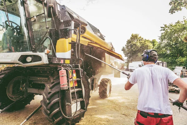 Mecânico Reparação Ceifeira Combinam Amarelo Verde Quintal Fazenda — Fotografia de Stock