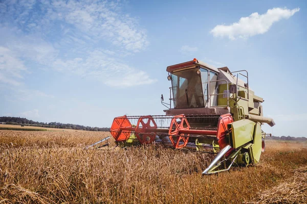 農地での収穫のための農業機械 — ストック写真