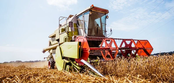 농경지에서 수확하기 농기계 — 스톡 사진