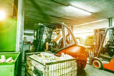 Forklift kullanan bir depocu..