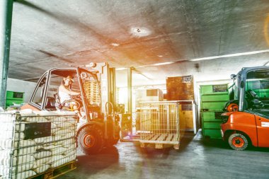 Forklift kullanan bir depocu..