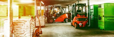 Forklift kullanan bir depocu..