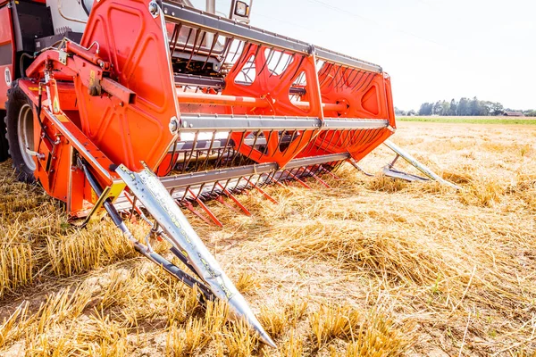 Agricultural Combine Harvesting Grain Crops Field Low Angle View — Stock Photo, Image