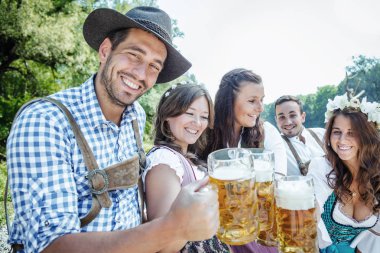 Beş arkadaş, erkek ve kadın, Bavyera Nehri ve cl üzerinde eğlenmek