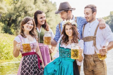 Bavyera Nehri'nde eğlenen beş arkadaş, erkek ve kadın 