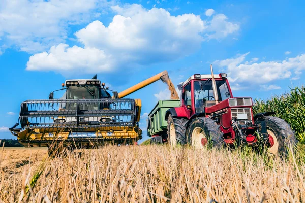 Landmaschinen Für Die Ernte Von Getreide Und Traktor Auf Dem — Stockfoto